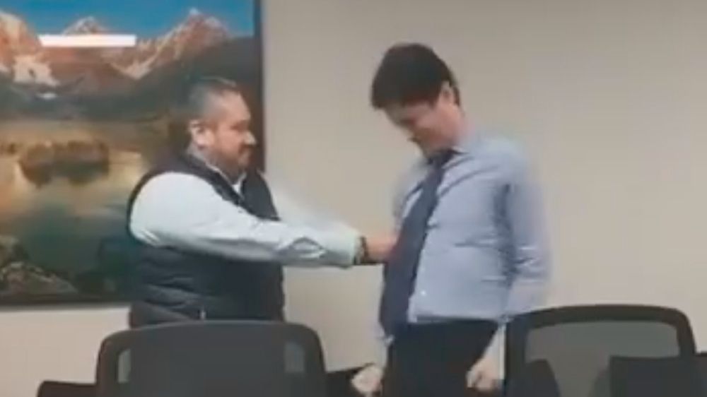 В Перу мэр испытал новый электрошокер на своем советнике