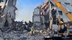 Спасатели извлекли трех человек из-под завалов колледжа в Старобельске, сообщили в МЧС.

Людей перед