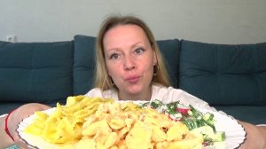Мукбанг от Яновны макароны бантики, курица тушеная, салат овощной. Еда вкуснота.
