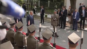 Премьер-министр Венгрии Петер Мадьяр заблудился на красной дорожке во время первого официального виз