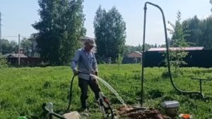 Процесс бурения абиссинской скважины в Лосинках.