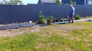 Продолжаю готовить место для посадки и удаляю траву вдоль забора. Дневник за 21-22 мая