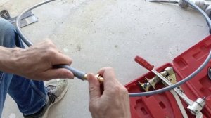Подключение батареи отопление серым сшитым полиэтиленом.