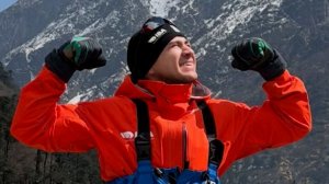 Россиянин Рустам Набиев первым в мире покорил Эверест на руках