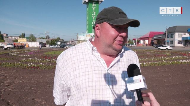 В Бузулуке продолжается высадка цветов и покос травы