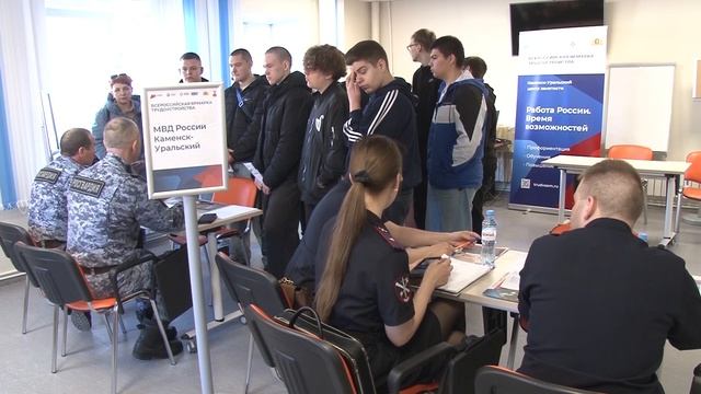 Свердловские власти поддерживают трудоустройство уральских подростков. Панорама 22.05.26