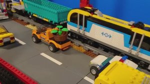 Поезд LEGO теряет большой каменный шар. Паника в городе!!!😱