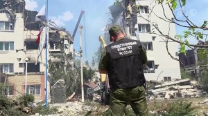 Спасатели разбирают завалы на месте обрушения общежития колледжа в Старобельске.