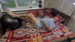 Артрознику в помощь , лежа работа с фитболом, в период реабилитации.