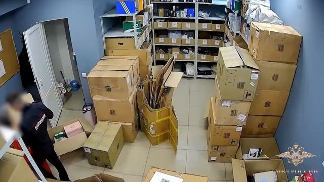 Ростовские оперативники задержали мужчину, который представился полицейским и похитил товары из ПВЗ