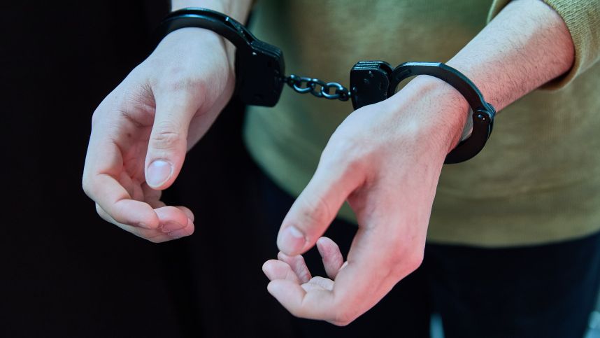 Угрожал игрушечным пистолетом: лжеполицейский ограбил ПВЗ в Ростовской области