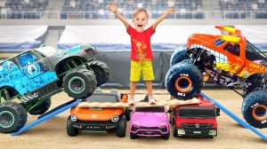 Крис и Майк посетили шоу MONSTER JAM. Посмотрите, как они переживают волнение.