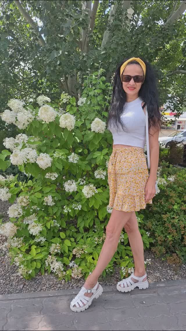 Прогулка с мужем! Обязательно нужно сфоткаться у каждого куста)))😃😃😃