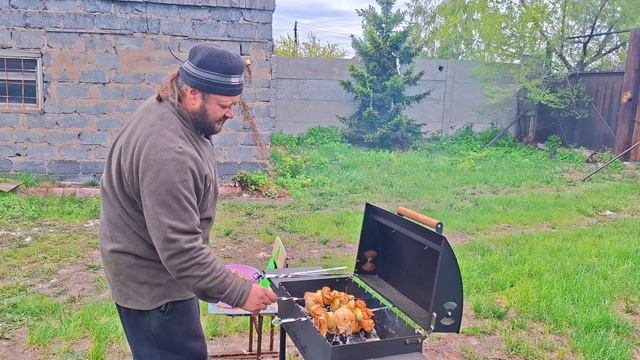 Шашлыка хочу Готовлю шашлык пока погода на час позволила ПОДВАЛ ИЛЬИЧА Сельская жизнь в захолустье смотреть онлайн