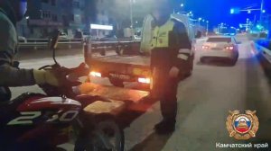 18-летнего водителя мотоцикла без прав остановили инспекторы ДПС, а байк отправили на спецстоянку.