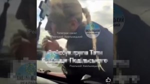GTA по Каменцу‑Подольскому: дерзкая полицейская вскочила на капот машины.