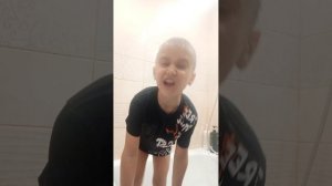 тут меня обливают водой