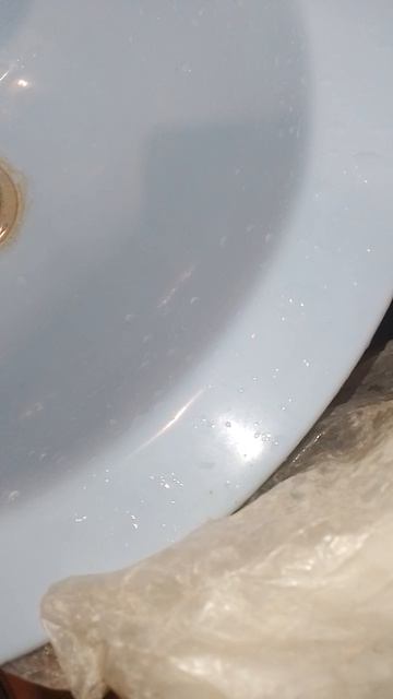 Стакан соседа по коммуналке для утоления утренней жажды ;) водою из под крана.)) Помогите уехать!