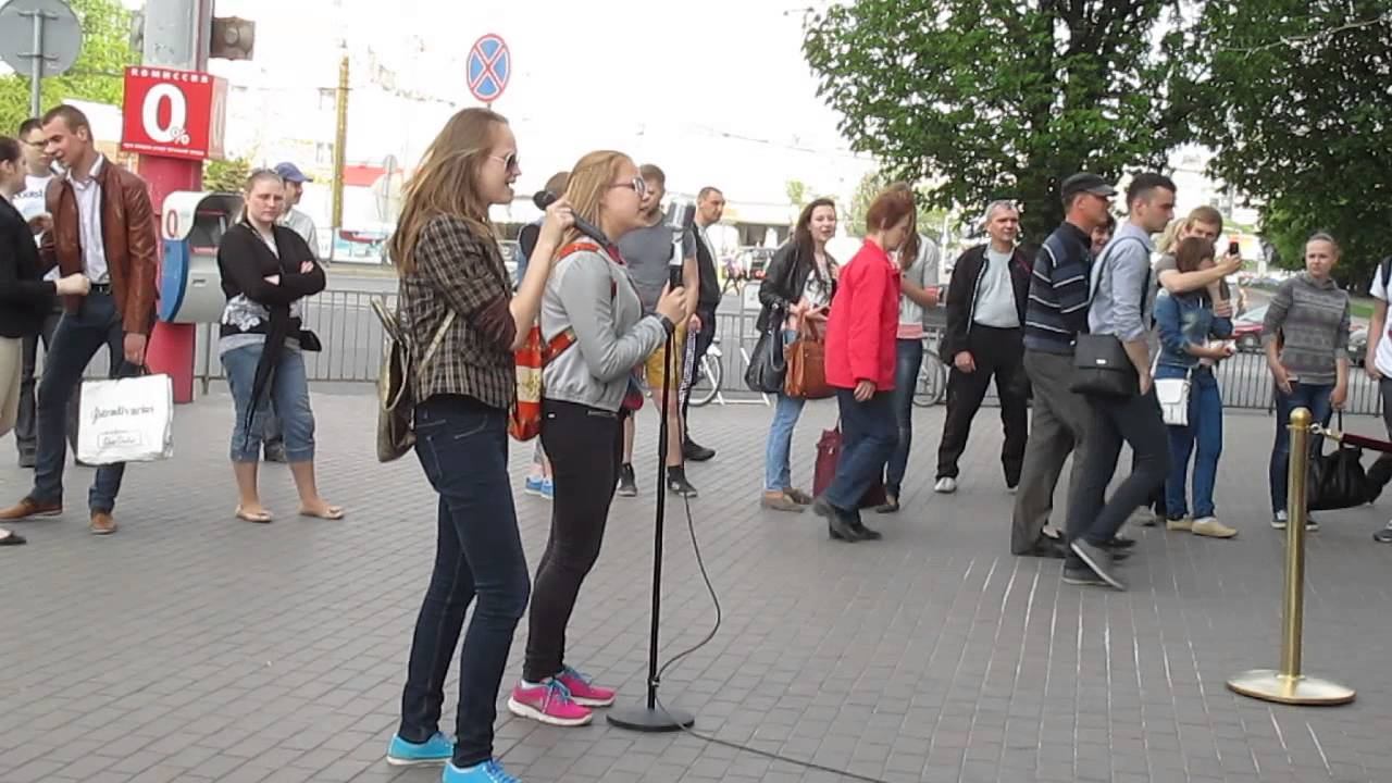 Две девочки типо 