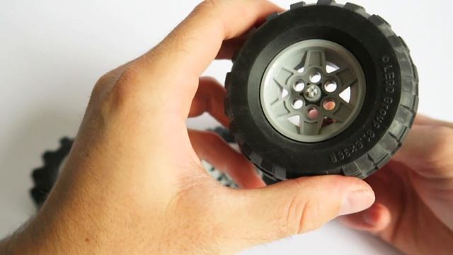 Custom tires for a simple LEGO Technic front axle steering geometry смотреть онлайн