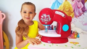 🌈Диана играет с игрушечной швейной машинкой🪡🧵