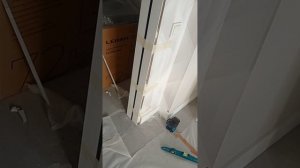 Установка межкомнатного портала с алюминиевым молдингом.