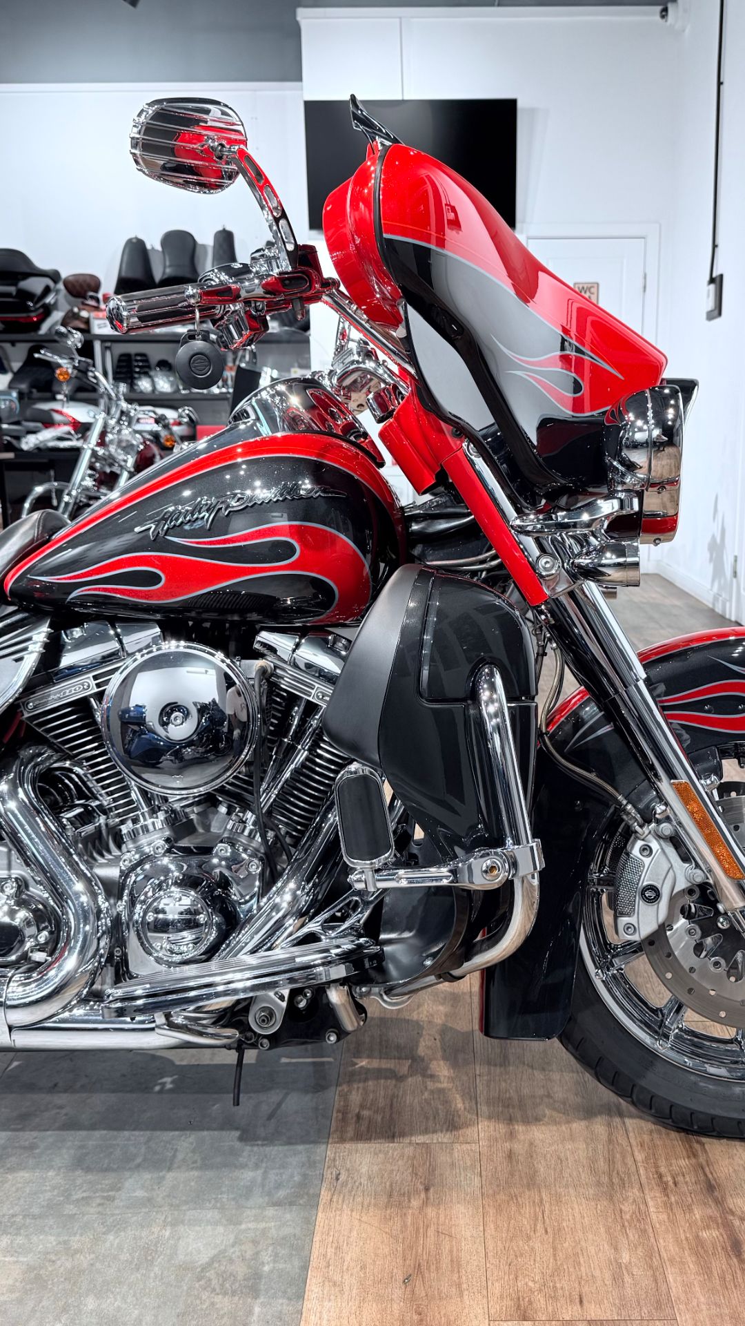 2010 HD CVO Ultra Limited 110 FireFighters' Edition II (VIN 5HD***3302) смотреть онлайн