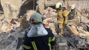 Спасатели продолжают разбирать завалы на месте теракта ВСУ в Старобельске, сообщает МЧС.

По ...