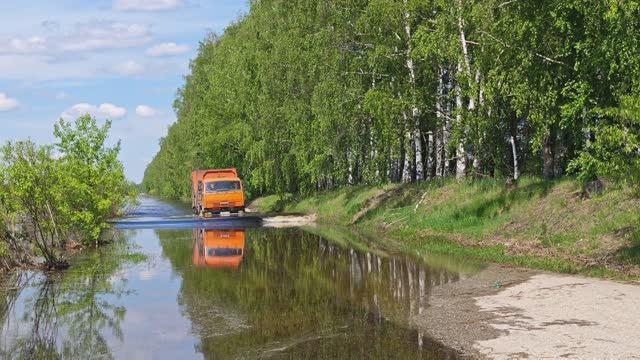 КАМАЗ преодолевает глубокий брод во время паводка. смотреть онлайн