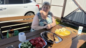 Отличная новость на даче прибавится земля. Готовим  рыбку на мангале. Садим капусту и цветочки.