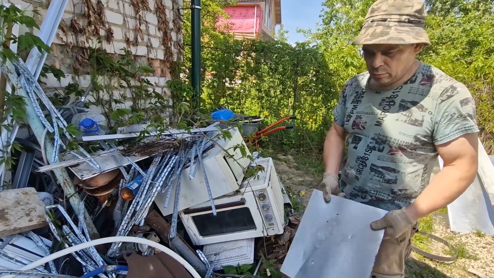 Жара делам не помеха. Замочила огурцы посеяла кабачки. Собираем лом с участка