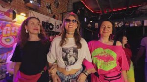 В стиле 90х Позитивные родители перепели песню Седая ночь - подарок на выпускной 11 класса 2026