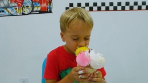 Дети заказывают еду за один доллар