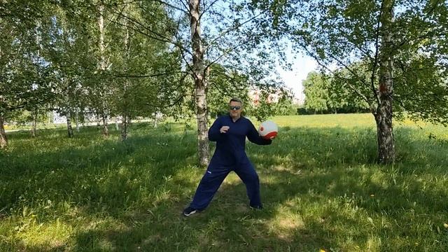Упражнения с шаром Тайцзи весом 1.5 кг в ландшафтном парке Митино (7)