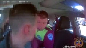 Задержанный гонщик на «Мерседесе» с липовыми номерами орал на полицейских и угрожал им увольнением 2