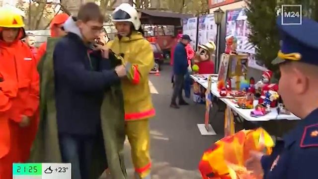 Добровольные пожарные помогают спасателям тушить пожары в Москве. Телеканал Москва24