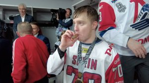 Чемпионская раздевалка Локомотива: Сурин курил, Исаев показал медаль, Радулов курил шампанское
