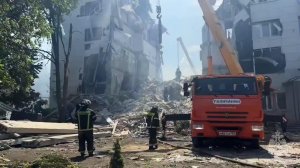 МЧС показало кадры разбора завалов после удара ВСУ по колледжу в ЛНР.
