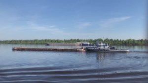 Очередь из барж перед Нижним Новгородом
