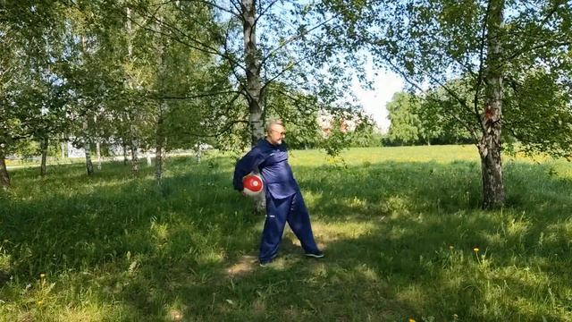 Упражнения с шаром Тайцзи весом 1.5 кг в ландшафтном парке Митино (3)