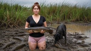 Ловля гигантской рыбы на заброшенном болоте — девушка поймала огромную змееголовую рыбу.