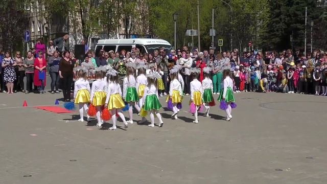 Парад-малышковых-войск-на-центральной-площади-Конаково-08.05.2018 смотреть онлайн