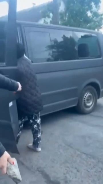 Женщина разбила окно бусика и мужчина выпрыгнул на волю (краткая версия).