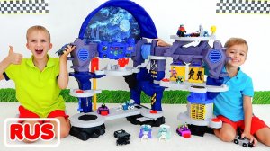 Влад и Никита распаковывают набор игрушек Batcave и играют с ним