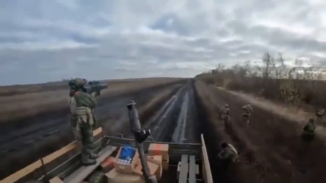 Атака FPV-дрона противника, архивные кадры.