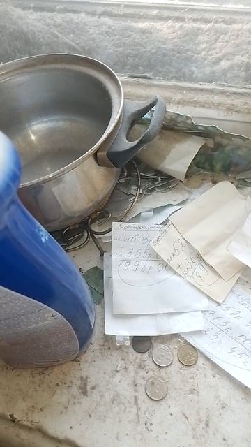 Сосед по коммуналке делать подсчёты по квартплате не хочет, пишем ему на бумажках. Выделяет кое как.