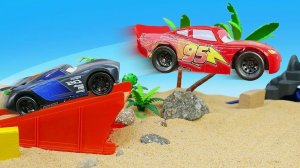 МУЛЬТИКИ ПРО МАШИНКИ 🚗 МОЛНИЯ МАКВИН И  ШТОРМ. КТО ПОБЕДИТ. МОЛОДОСТЬ ИЛИ ОПЫТ? ЧЕМПИОНАТ МИРА
