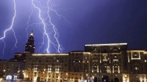 Молнии сверкают над Москвой. Жители столицы делятся в сети кадрами грозы
