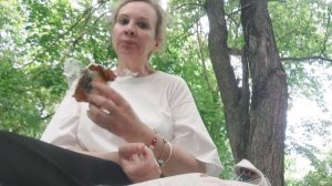 Ем мороженку