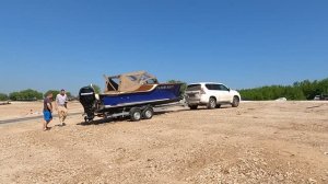 Богатый улов на реке Ока.  Открыли сезон.  Спустили катер на воду.